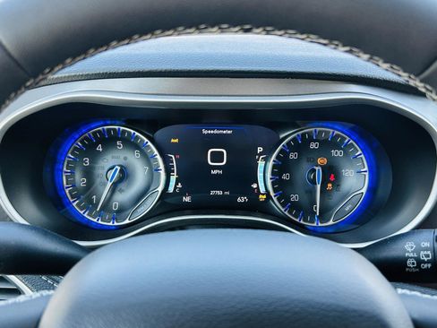 Used 2023 Chrysler Pacifica Touring-L w/ Uconnect Theater Family Group image 22