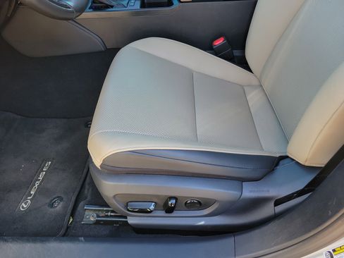 Used 2021 Lexus ES 300h w/ Premium Package image 5