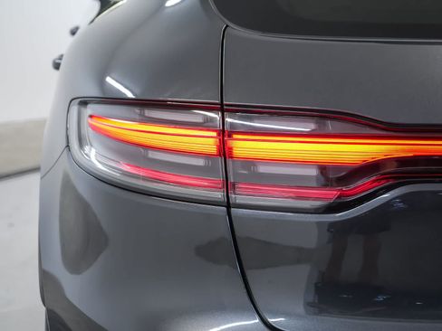 Certified 2024 Porsche Macan AWD/4WD image 11