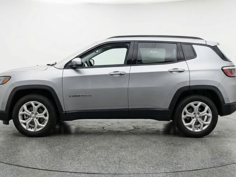 Used 2025 Jeep Compass Latitude image 5