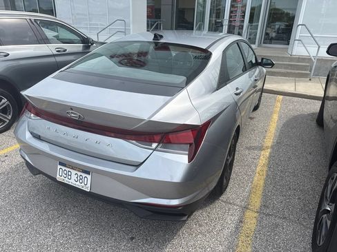 Used 2022 Hyundai Elantra SEL w/ Convenience Package FWD image 4
