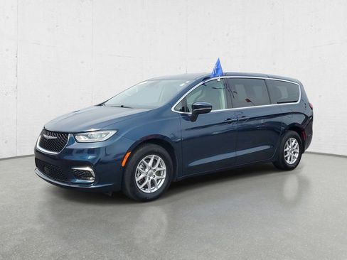 Used 2023 Chrysler Pacifica Touring-L FWD image 4