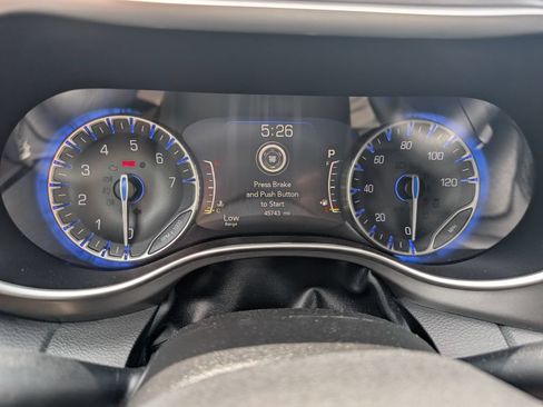 Used 2023 Chrysler Pacifica Touring-L FWD image 16