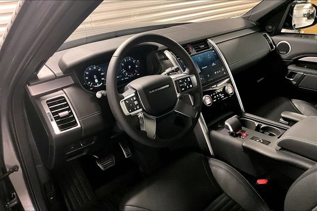 Certified 2025 Land Rover Discovery Dynamic SE AWD/4WD image 24