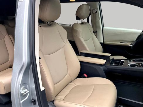 Certified 2023 Toyota Sienna XLE FWD image 9