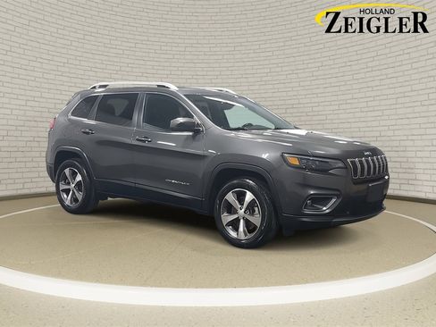 Used 2021 Jeep Cherokee Limited image 3