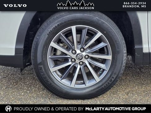 Used 2019 Toyota Highlander XLE FWD image 32