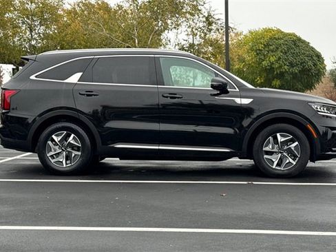 Certified 2023 Kia Sorento EX w/ Panoramic Sunroof Package image 3