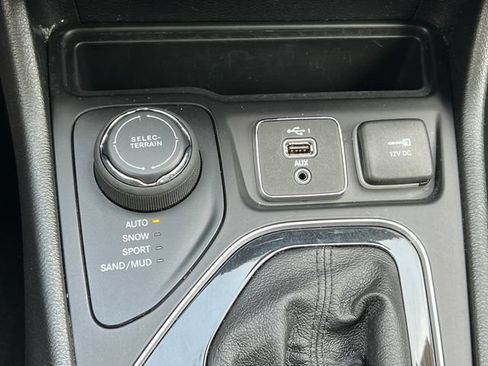 Used 2021 Jeep Cherokee Limited AWD/4WD image 30