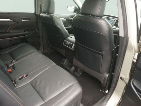 Used 2015 Toyota Highlander XLE FWD image 17