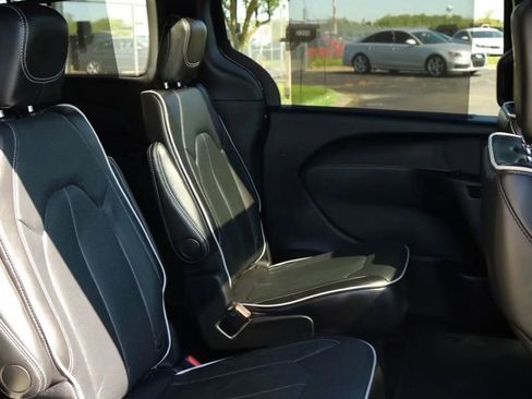 Used 2025 Chrysler Pacifica Limited FWD image 47