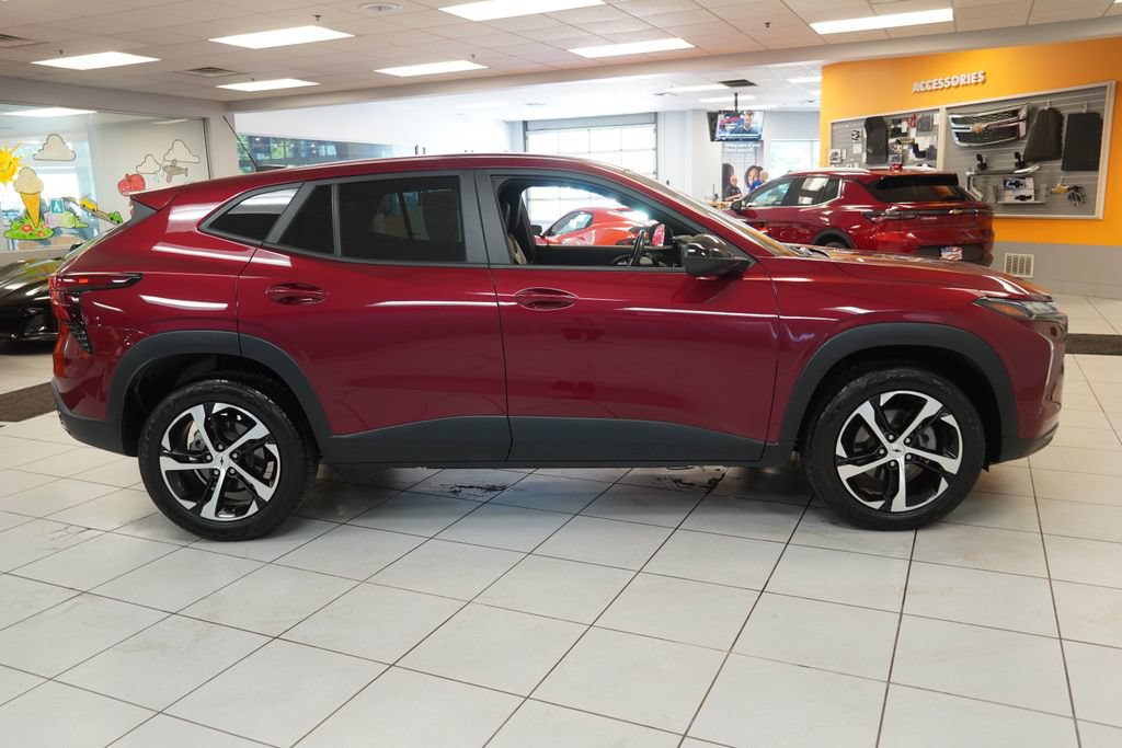 Used 2024 Chevrolet Trax RS FWD image 12