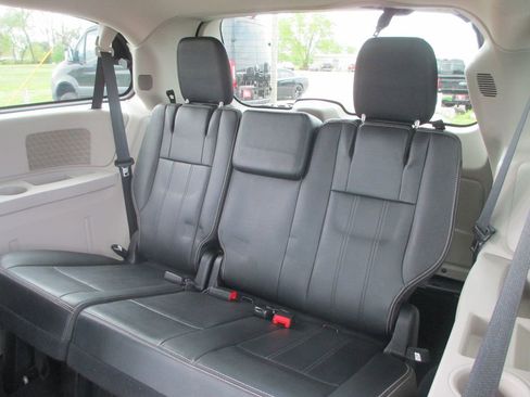 Used 2016 Chrysler Town & Country Touring image 22