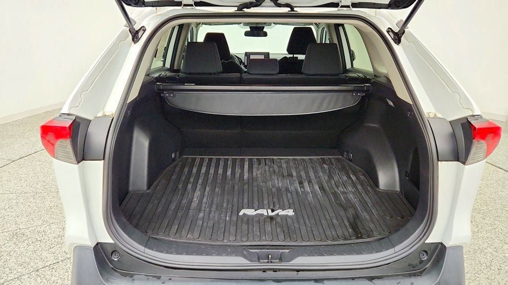Used 2021 Toyota RAV4 LE AWD/4WD image 18
