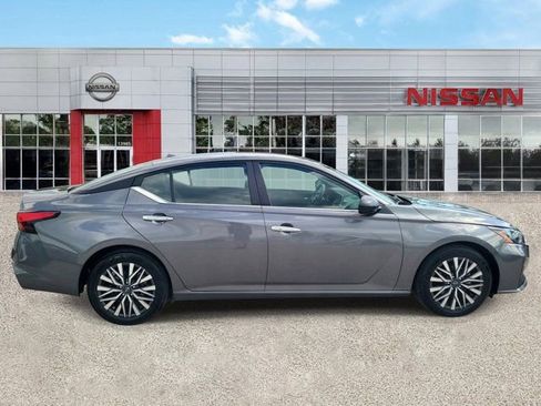 Certified 2025 Nissan Altima 2.5 SV FWD image 3