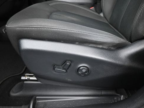 Used 2020 Chrysler Pacifica Touring w/ S Appearance Package FWD image 10