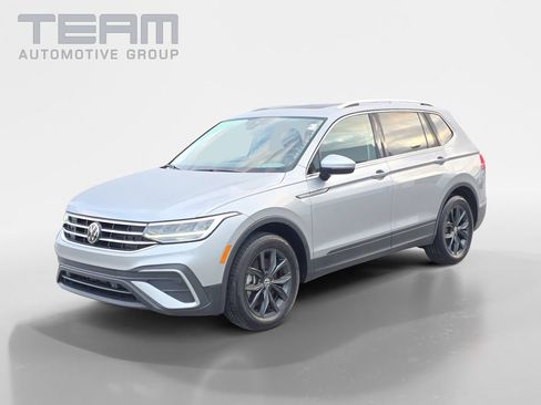 Used 2024 Volkswagen Tiguan SE FWD image 3