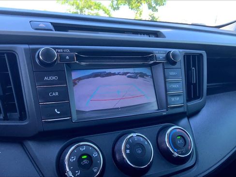Used 2018 Toyota RAV4 LE FWD image 23