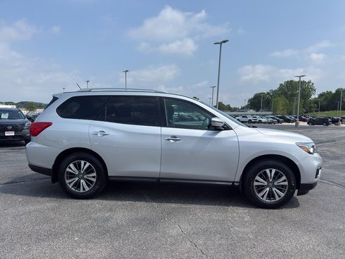 Used 2017 Nissan Pathfinder SL w/ SL Tech Package AWD/4WD image 4