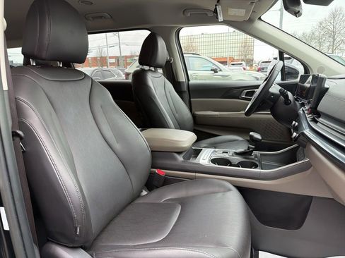 Certified 2025 Kia Carnival image 12