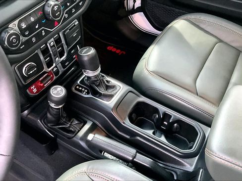 Used 2025 Jeep Gladiator Mojave AWD/4WD image 17