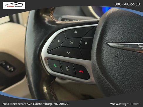 Used 2017 Chrysler Pacifica Touring-L FWD image 43