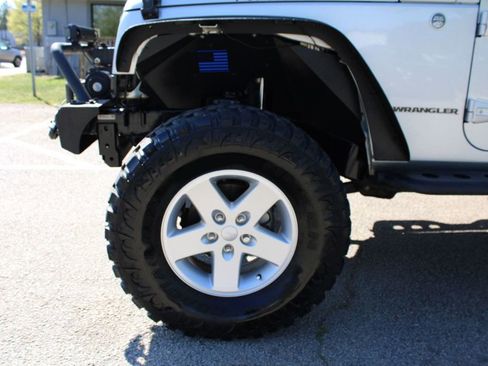Used 2010 Jeep Wrangler Sahara w/ Dual Top Group AWD/4WD image 33