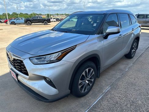 Used 2020 Toyota Highlander XLE FWD image 3