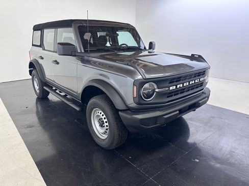 Used 2025 Ford Bronco 4-Door image 2