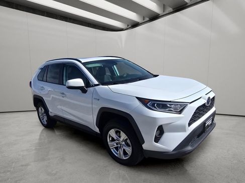Used 2021 Toyota RAV4 XLE w/ Convenience Package image 9