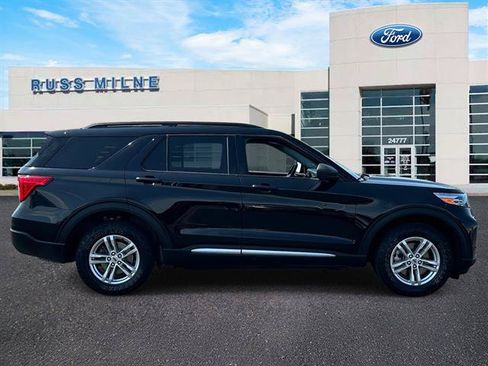 Used 2022 Ford Explorer XLT w/ Equipment Group 202A AWD/4WD image 2