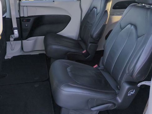 Used 2018 Chrysler Pacifica Touring-L Plus image 20