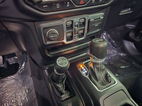 Used 2021 Jeep Wrangler Unlimited Sahara AWD/4WD image 31