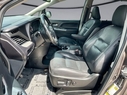 Used 2016 Toyota Sienna SE FWD image 11