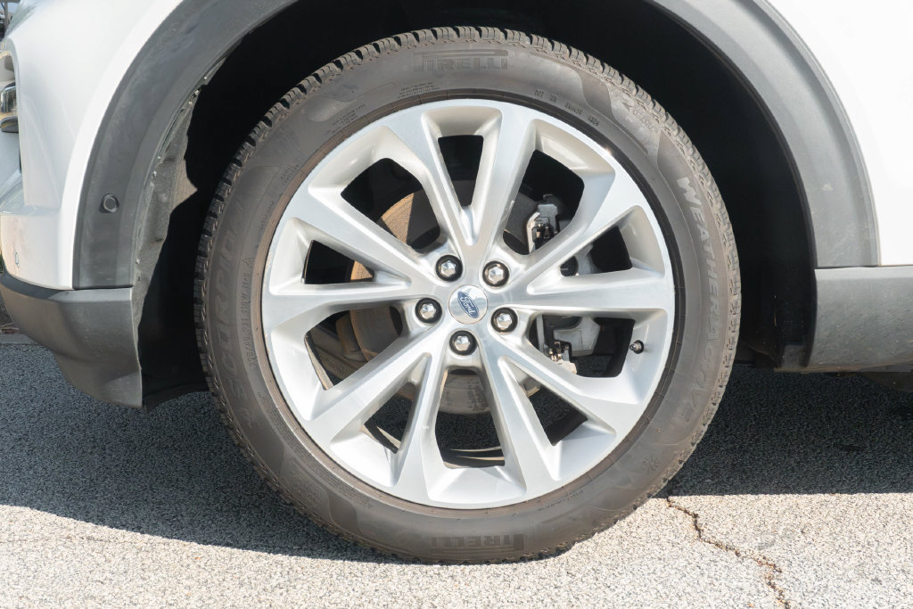 Used 2021 Ford Explorer Platinum w/ Premium Technology Package RWD image 2