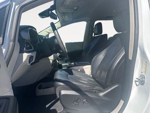 Used 2022 Chrysler Pacifica Touring-L FWD image 9