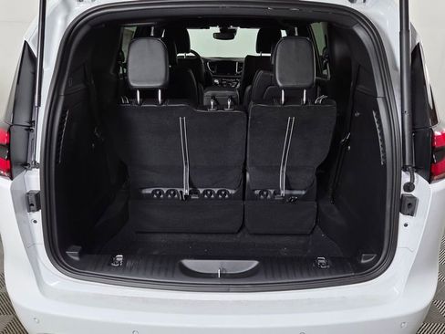 New 2025 Chrysler Pacifica Select w/ Fav Edition Package image 9