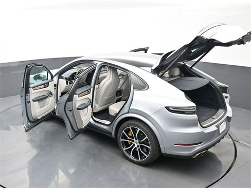 Used 2022 Porsche Cayenne Turbo image 28