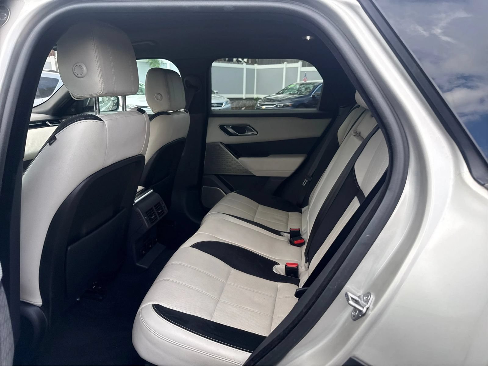 Used 2019 Land Rover Range Rover Velar R-Dynamic SE AWD/4WD image 10