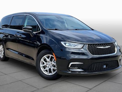 Used 2023 Chrysler Pacifica Touring-L FWD image 3