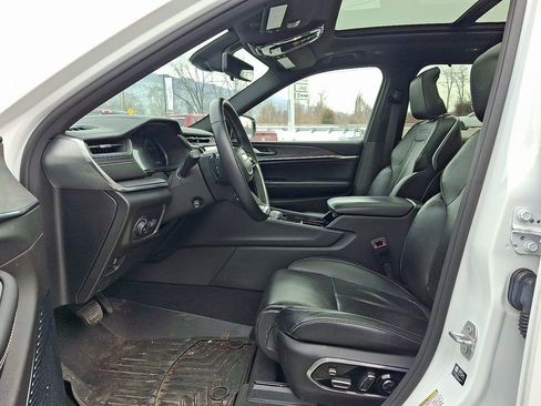 Used 2022 Jeep Grand Cherokee Overland w/ Luxury Tech Group IV AWD/4WD image 14