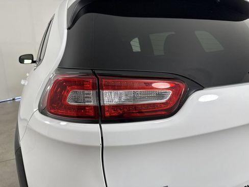 Used 2016 Jeep Cherokee Trailhawk w/ Cold Weather Group AWD/4WD image 18