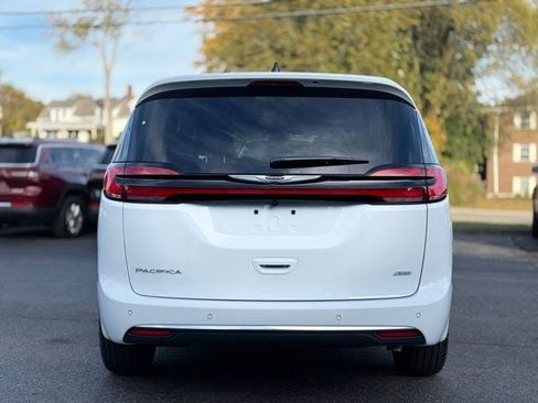 New 2026 Chrysler Pacifica Select image 5