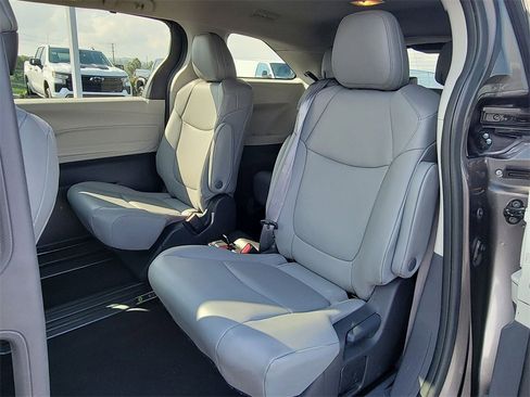 Used 2022 Toyota Sienna XLE image 24