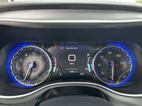 Used 2025 Chrysler Pacifica Limited FWD image 18