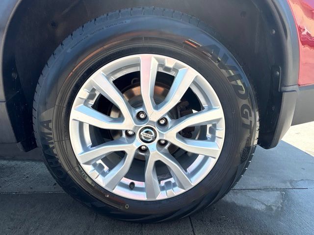 Used 2018 Nissan Rogue SV AWD/4WD image 9