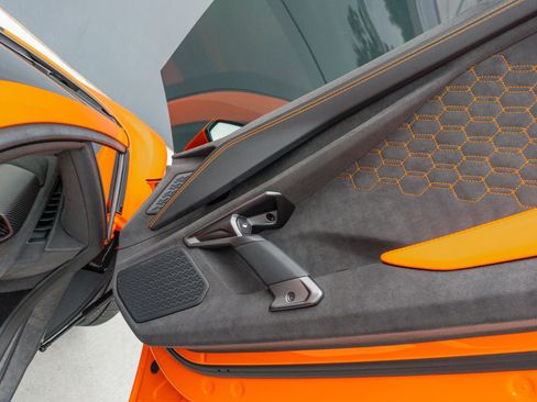 Used 2025 Lamborghini Revuelto Coupe 2D image 70