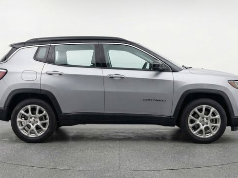 Used 2025 Jeep Compass Limited AWD/4WD image 11