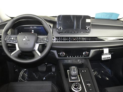 Used 2025 Mitsubishi Outlander SE image 11