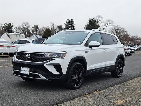 Used 2023 Volkswagen Taos SE image 3